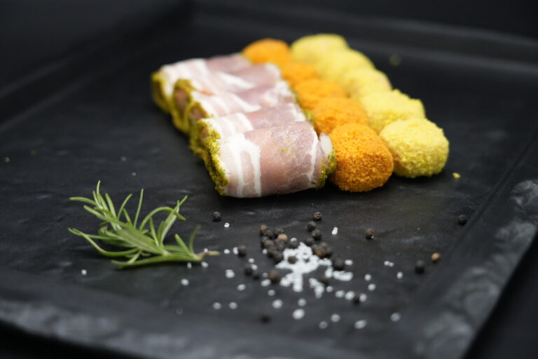 Mini balletjes met spek, curry en paprika